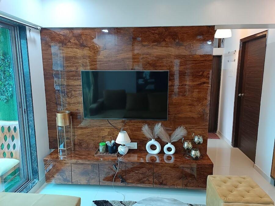 TV wall in marble and walnut