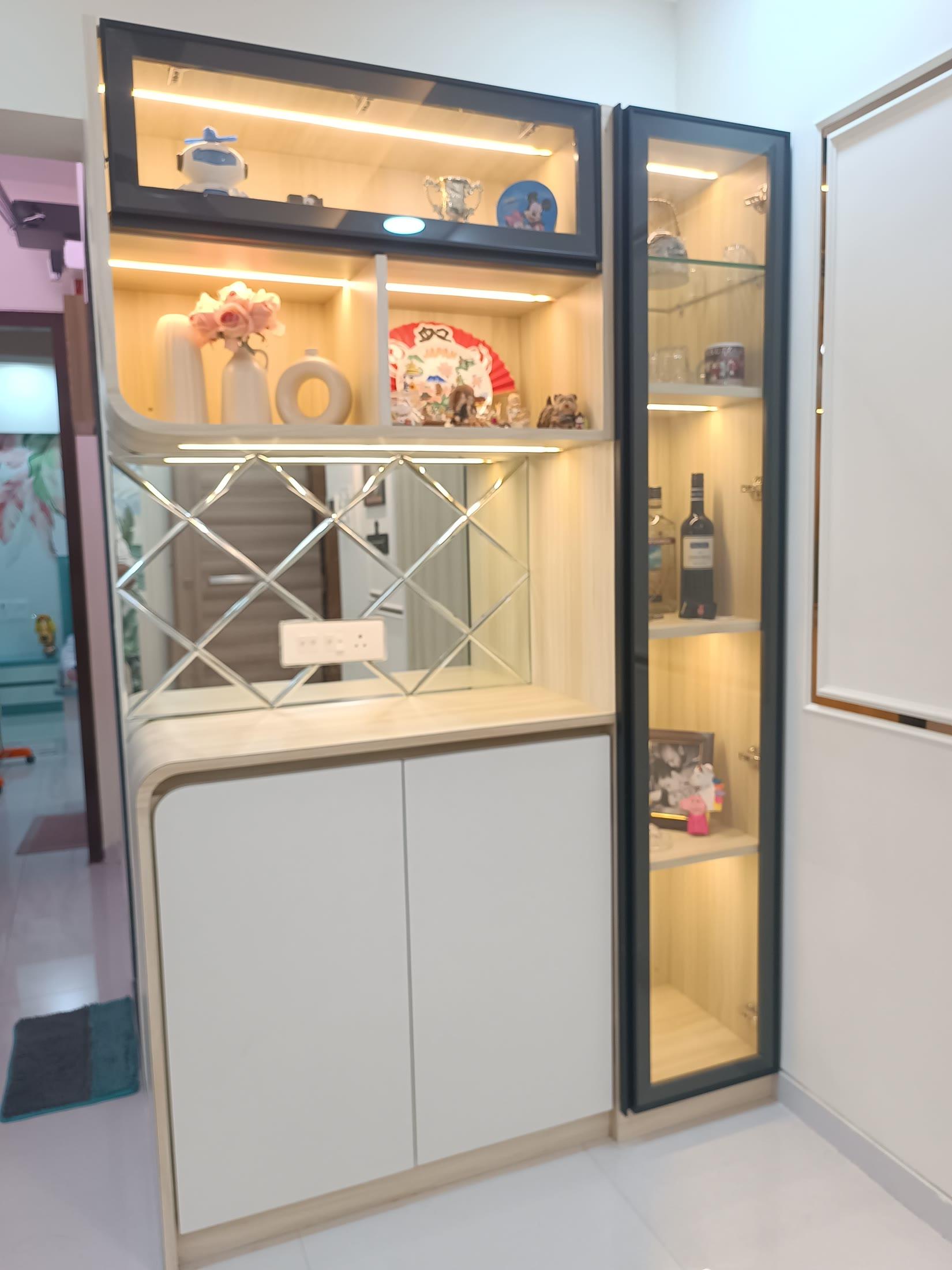 Bar and crockery unit with glass shelves, a mirrored lattice back and warm profile lighting
