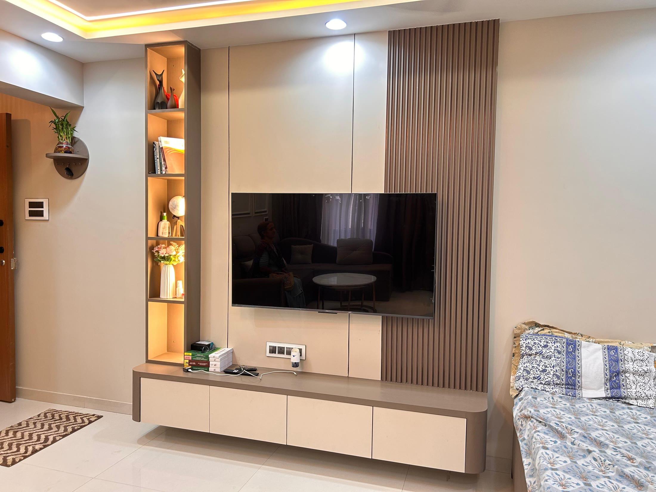 Television wall in fluted wood with a backlit open shelving column